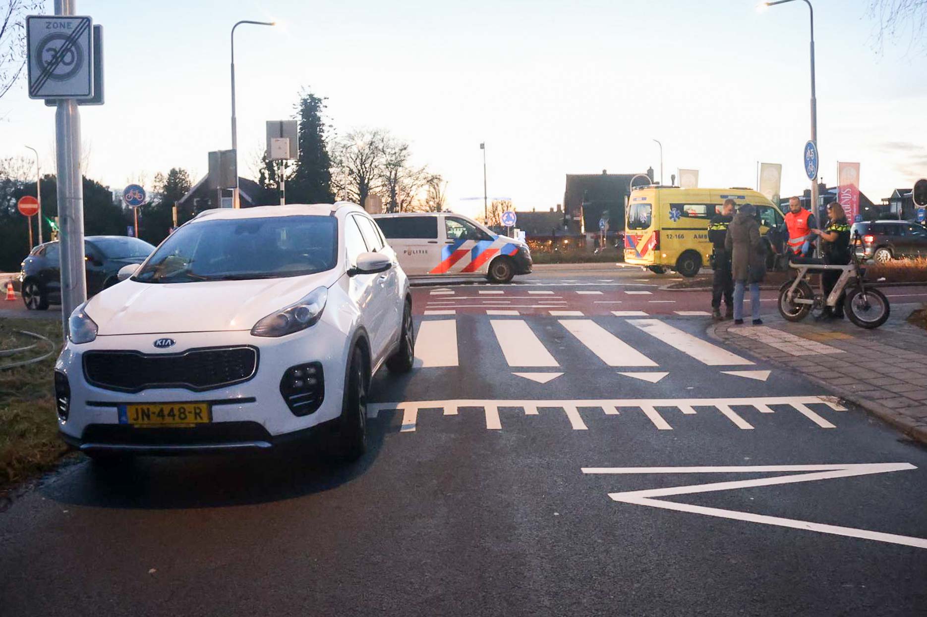 Fatbiker gewond op rotonde Dorpsstraat