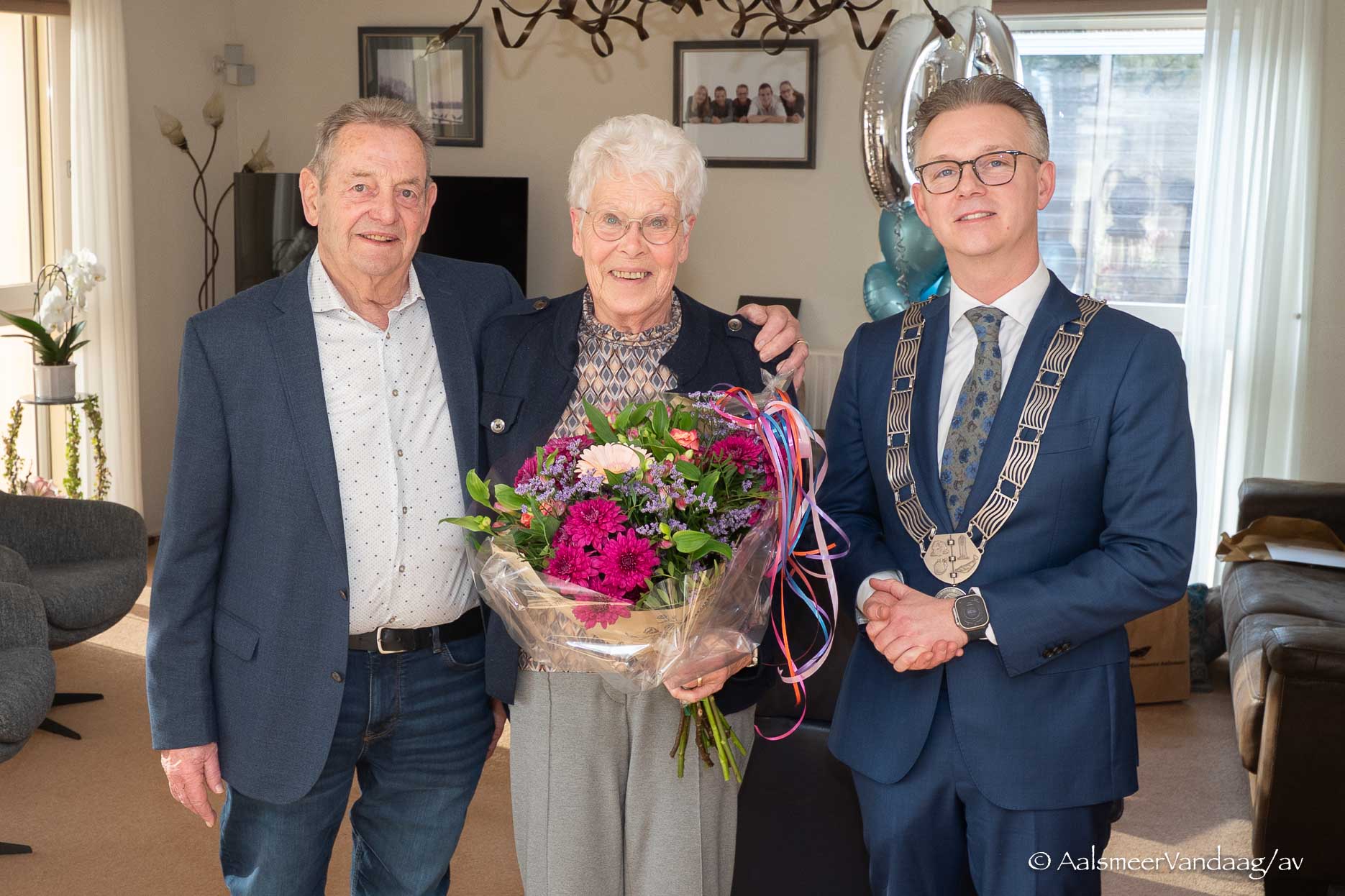 Bloemen stromen binnen voor bruidspaar Jan en Ria