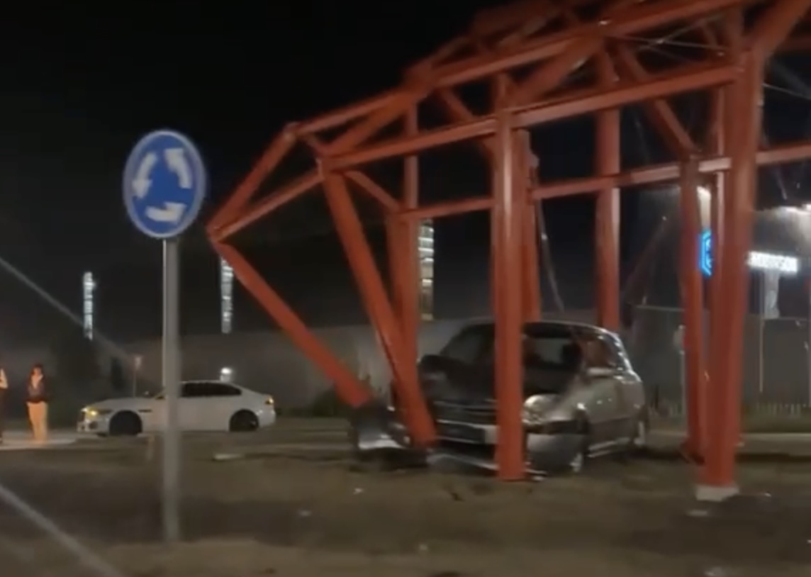 Auto belandt in kunstwerk