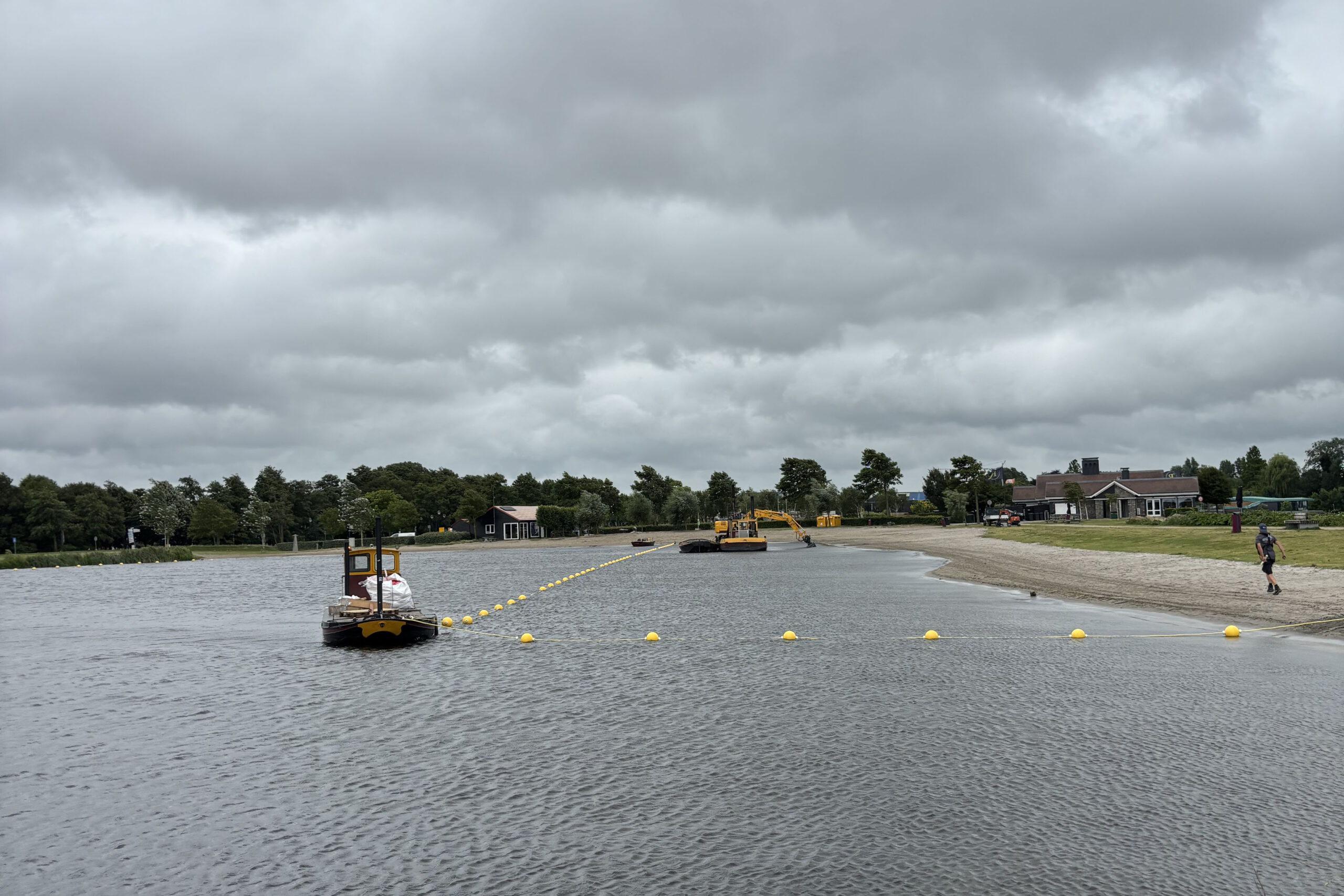 Ballenlijn markeert nieuwe zwemzone bij recreatiestrand Surfeiland