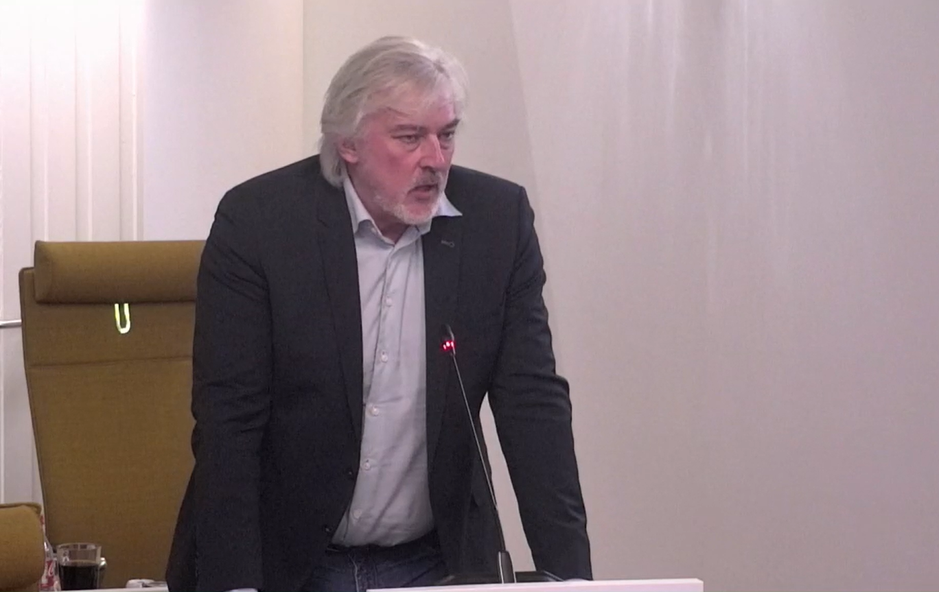 Wethouder De Vries graaft zich steeds dieper in tegen spreidingswet